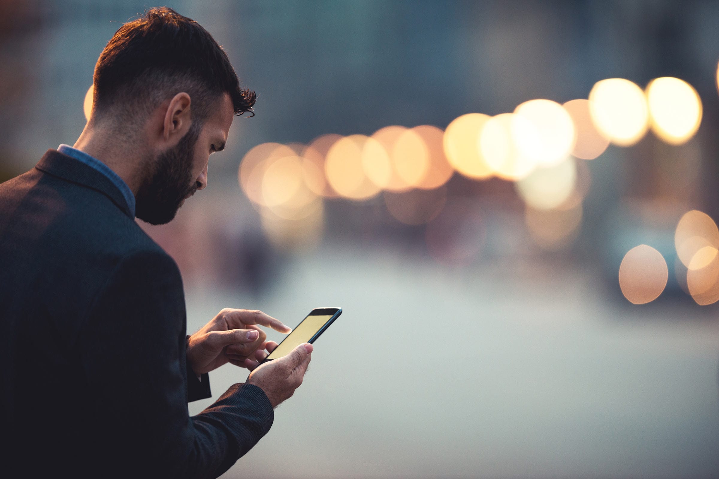 Jovem de barbas no smartphone