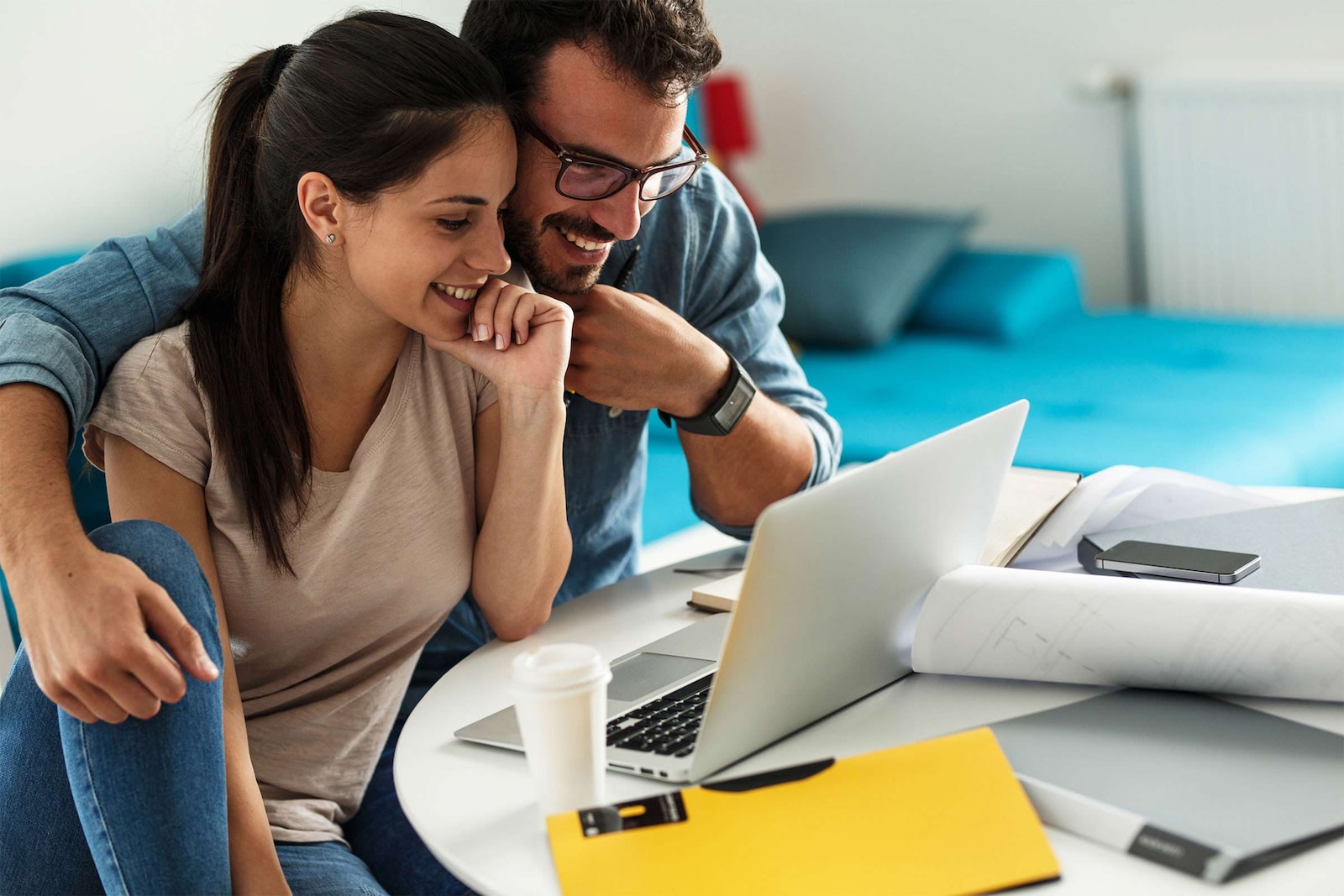 Casal feliz ao computador a sorrir